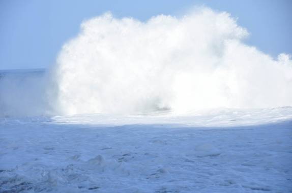 Uma grande onda não estoura, ela explode na Kalalau Beach, na Na'Pali Coast, costa norte de Kauai, no Havaí